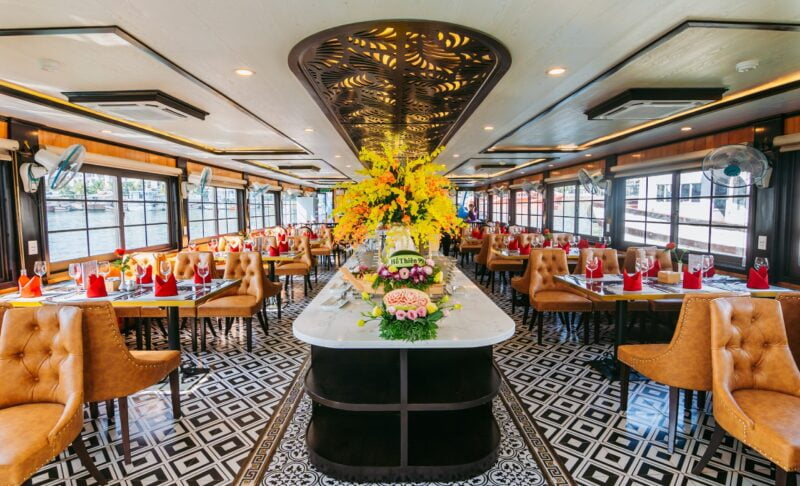 Nhà hàng trên du thuyền