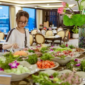 Du khách ăn buffet trên du thuyền