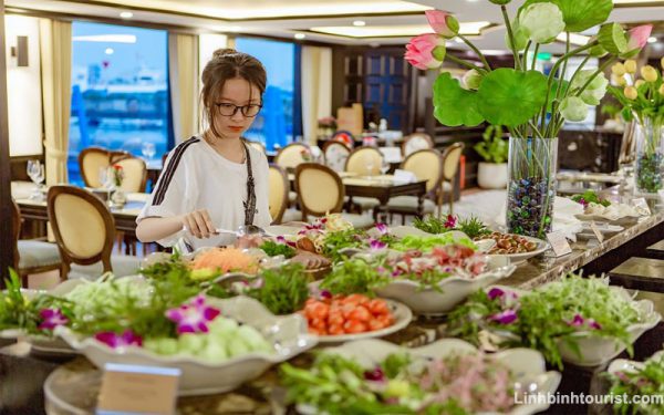 Du khách ăn buffet trên du thuyền