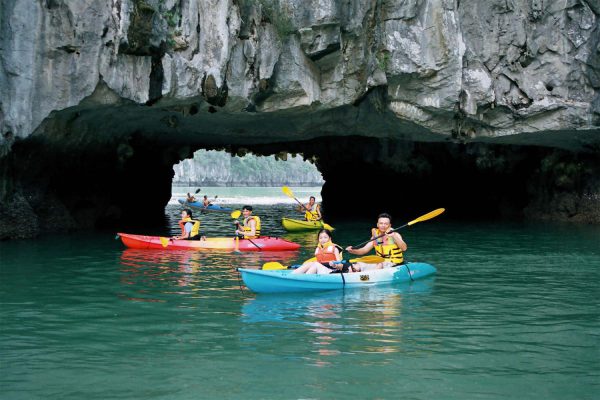 Chèo thuyền kayak ở Hang Luồn